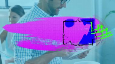 Tablet kullanarak iş adamının üzerine küre ve karalamaların animasyonu. küresel teknoloji, bağlantılar ve dijital arayüz konsepti dijital olarak oluşturulmuş video.