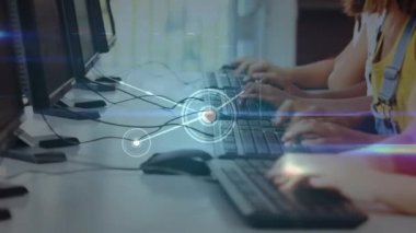 Okulda bilgisayar kullanan öğrencilerin orta kesimine karşı parlayan bağlantı ağı. Okula ve eğitim konseptine dönüş