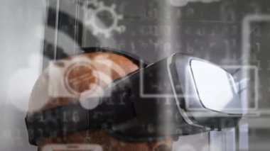 Ofiste VR kulaklık takan Afro-Amerikan kıdemli iş adamına karşı birden fazla dijital simge. küresel iş ve gelecekteki teknoloji kavramı