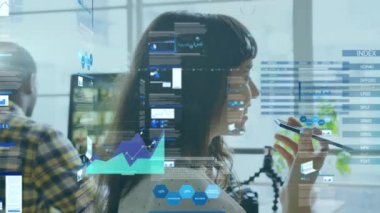 Akıllı telefon kullanan bir iş kadını hakkında istatistik ve veri işleme animasyonu. küresel bağlantılar, teknoloji ve dijital arayüz konsepti dijital olarak oluşturulmuş video.