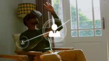VR kulaklık takan adamın üzerindeki simgelerle bağlantı ağının animasyonu. küresel bağlantılar, teknoloji ve dijital arayüz konsepti dijital olarak oluşturulmuş video.