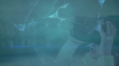 Parlayan kürenin animasyonu ve video kulaklık takan bir kadının üzerinde hareket eden bağlantı ağı. küresel iletişim, VR teknolojisi ve arayüz konsepti dijital olarak oluşturulmuş animasyon.