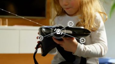 VR kulaklık takan kızın üzerindeki simgelerle bağlantı ağının animasyonu. küresel teknoloji, eğlence, sosyal medya ve bağlantılar konsepti dijital olarak oluşturulmuş video.