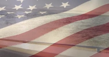 Amerikan bayrağı bir tekneden okyanus manzarası portresine doğru dalgalanıyor. Amerikan bağımsızlığı ve kutlama konsepti