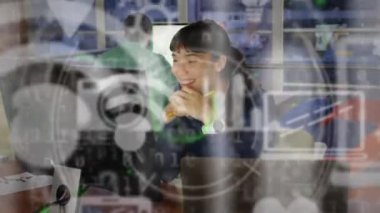 Ofisteki gülümseyen iş kadınının dijital simge ağının animasyonu. küresel bağlantılar, teknoloji ve dijital arayüz konsepti dijital olarak oluşturulmuş video.