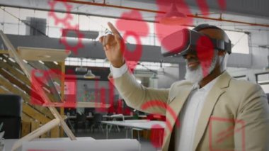 Ofiste VR kulaklık takan Afro-Amerikan kıdemli iş adamına karşı birden fazla dijital simge. küresel iş ve gelecekteki teknoloji kavramı