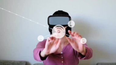VR kulaklık takan kadın üzerindeki simgelerle bağlantı ağının animasyonu. küresel teknoloji, sosyal medya ve bağlantılar konsepti dijital olarak oluşturulmuş video.