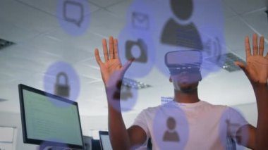 Evde VR kulaklık takan Afro-Amerikan iş adamına karşı yüzen mavi dijital ikonlar. eğlence ve fütüristik teknoloji kavramı