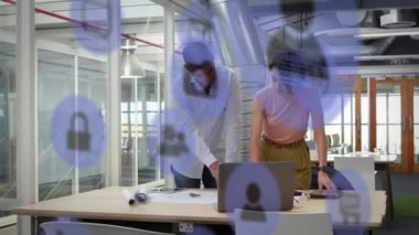 Ofisteki dizüstü bilgisayarla iş arkadaşlarının dijital simge ağının animasyonu. küresel dijital arayüz, teknoloji ve ağ konsepti dijital olarak oluşturulmuş video.