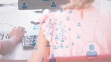 Bilgisayar kullanarak çocukların üzerinden geçen birbirine bağlı insan simgelerinin animasyonu. küresel iletişim teknolojisi, veri paylaşımı, gençlik ve eğitim konsepti, dijital olarak oluşturulmuş video.