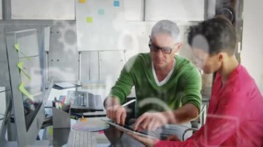 Ofisteki iş arkadaşlarının dijital simge ağının animasyonu. küresel bağlantılar, teknoloji ve dijital arayüz konsepti dijital olarak oluşturulmuş video.