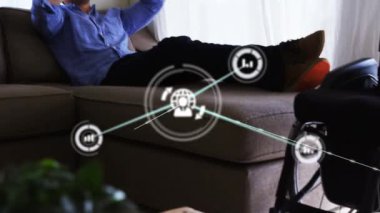 VR kulaklık takan iş adamlarının simgeleriyle olan bağlantılarının animasyonu. küresel teknoloji, sosyal medya ve bağlantılar konsepti dijital olarak oluşturulmuş video.