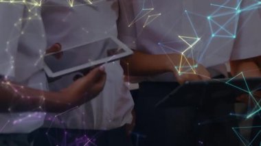 Okul çocuklarının orta kesiminde tablet kullanarak hareket eden parlayan bağlantı ağının animasyonu. küresel iletişim teknolojisi, veri paylaşımı, gençlik ve eğitim konsepti, dijital olarak oluşturulmuş vide