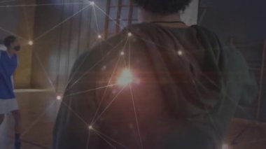 Basketbolcular üzerinden bağlantı ağının animasyonu. küresel spor, rekabet, dijital arayüz, teknoloji ve ağ konsepti dijital olarak oluşturulmuş video.