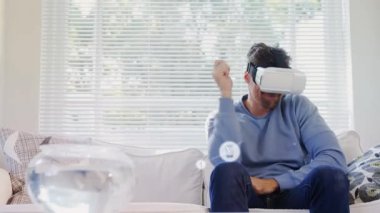 VR kulaklık takan adamın üzerindeki simgelerle bağlantı ağının animasyonu. küresel bağlantılar, teknoloji ve dijital arayüz konsepti dijital olarak oluşturulmuş video.