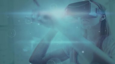 VR kulaklık takan kadınlara karşı parlayan bağlantılar ve veri işleme ağı. küresel ağ oluşturma ve gelecekteki teknoloji kavramı