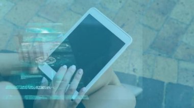 Tablet kullanan iş kadınının ekranlarında veri işleme animasyonu. küresel teknoloji, iş ve bağlantı konsepti dijital olarak oluşturulmuş video.
