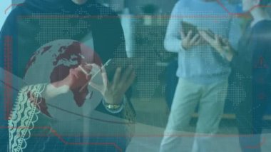 Tablet kullanan kadın üzerindeki dünya ve bağlantıların animasyonu. küresel teknoloji, bağlantılar ve dijital arayüz konsepti dijital olarak oluşturulmuş video.