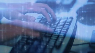 Bilgisayar klavyesinde yazan kişi üzerinden dijital bağlantı ağının animasyonu. küresel bağlantılar, teknoloji ve dijital arayüz konsepti dijital olarak oluşturulmuş video.