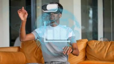 VR kulaklık takan iş adamlarıyla ilgili dünya ve istatistiklerle bağlantı ağının animasyonu. küresel dijital arayüz, teknoloji ve ağ konsepti dijital olarak oluşturulmuş video.