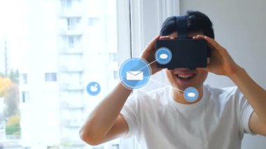 VR kulaklık takan adamın üzerindeki simgelerle bağlantı ağının animasyonu. küresel teknoloji, sosyal medya ve bağlantılar konsepti dijital olarak oluşturulmuş video.