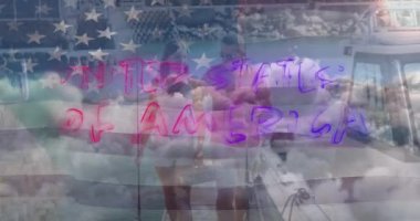 Bağımsızlık mesajı ve bulutlara karşı teknede olta taşıyan çift üzerinde Amerikan bayrağı sallamak. Amerikan bağımsızlığı ve kutlama konsepti