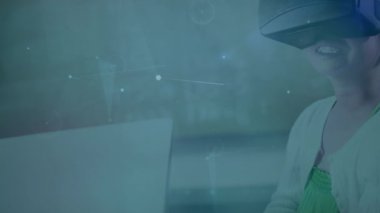 VR kulaklık takan kadın üzerindeki bağlantı ağının animasyonu. küresel bağlantılar, teknoloji ve dijital arayüz konsepti dijital olarak oluşturulmuş video.