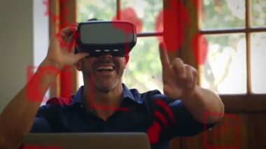 Evde VR kulaklık takan kıdemli iş adamlarına karşı yüzen kırmızı dijital ikonlar. eğlence ve fütüristik teknoloji kavramı