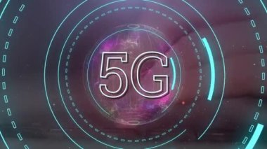 Ellerin üzerinde bilgisayar klavyesi kullanarak mavi dürbünlü metnin animasyonu. küresel iletişim teknolojisi ve veri paylaşım konsepti, dijital olarak oluşturulmuş video.