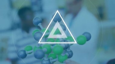3D moleküler modeli elinde tutan kız öğrencinin üzerinde yanıp sönen beyaz üçgenlerin ve dairelerin animasyonu. küresel bilim ve tıbbi araştırma, teknoloji ve eğitim konsepti, dijital olarak üretilen video.