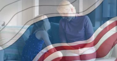 Beyaz bir annenin evde kızıyla konuşmasına karşı Amerikan bayrağı dizaynı. Amerikan bağımsızlığı ve kutlama konsepti
