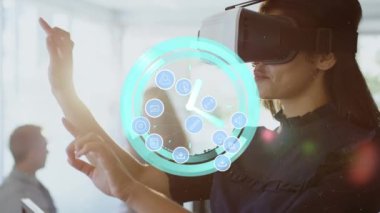 VR kulaklık takan bir iş kadınıyla bağlantıları olan saatin animasyonu. küresel dijital arayüz, teknoloji ve ağ konsepti dijital olarak oluşturulmuş video.