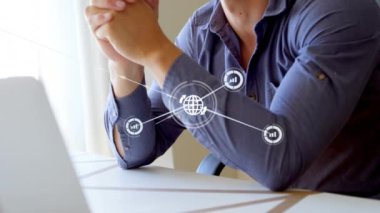 VR kulaklık takan adamın üzerindeki simgelerle bağlantı ağının animasyonu. küresel bağlantılar, teknoloji ve dijital arayüz konsepti dijital olarak oluşturulmuş video.