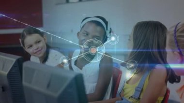 Bilgisayar kullanarak okul çocukları üzerinden bağlantı ağının animasyonu. covid 19 salgın konsepti dijital olarak oluşturulan video konsepti sırasında küresel çevrimiçi eğitim, bağlantılar ve dijital arayüz.