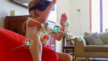 VR kulaklık takan bir kızın üzerindeki simgelerle bağlantı ağının animasyonu. küresel teknoloji, eğlence, sosyal medya ve bağlantılar konsepti dijital olarak oluşturulmuş video.