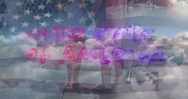 Bağımsızlık mesajı ve Amerikan bayrağı sallayan çift teknelerinin yanında bulutlara karşı duruyor. Amerikan bağımsızlığı ve kutlama konsepti