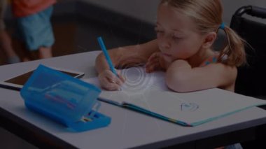 Okulda okuyan beyaz bir kıza karşı dönen dünya üzerinde profil simgeleri ağı. Okula ve eğitim konseptine dönüş