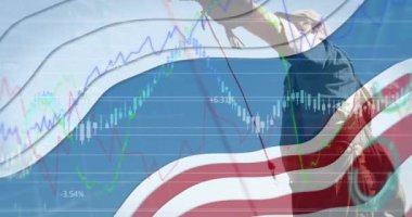 Finansal veri işleme ve Amerikan bayrağı tasarımı modeline karşı insan eliyle oturan kartal. Amerikan bağımsızlığı ve ekonomi kavramı