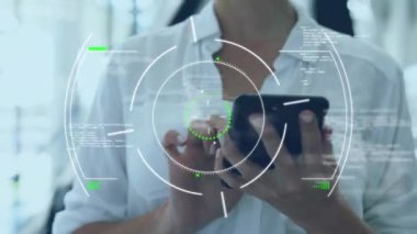 Kapsam taraması animasyonu, akıllı telefon kullanan bir iş kadını hakkında veri işleme. küresel bağlantılar, teknoloji ve dijital arayüz konsepti dijital olarak oluşturulmuş video.