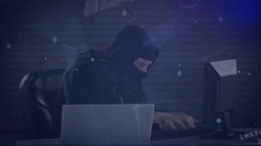 Hackerlar üzerinde bağlantılar ve veri işleme ağının animasyonu. küresel internet güvenliği, teknoloji, bağlantılar ve dijital arayüz konsepti dijital olarak oluşturulmuş video.