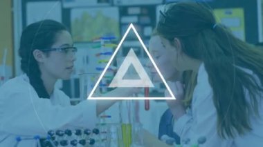 Fen sınıfındaki öğrencilerin üzerinde titreşen üçgenlerin animasyonu. küresel bilim, teknoloji, bağlantılar ve dijital arayüz konsepti dijital olarak oluşturulmuş video.