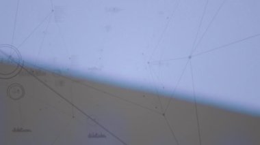 Mavi arkaplan üzerindeki bağlantı ağının animasyonu. küresel ağ, teknoloji ve dijital arayüz kavramı dijital olarak oluşturulmuş video.