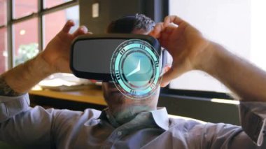 VR kulaklık takarak iş adamının üzerinden geçen saatin animasyonu. küresel dijital arayüz, teknoloji ve ağ konsepti dijital olarak oluşturulmuş video.