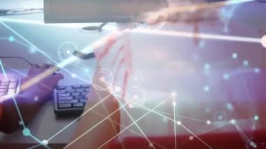 Okuldaki bilgisayar kullanan farklı öğrencilerin dikiz aynasıyla parlayan bağlantı ağı. Okula ve eğitim konseptine dönüş