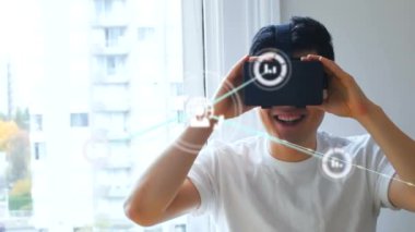 VR kulaklık takan adamın üzerindeki simgelerle bağlantı ağının animasyonu. küresel teknoloji, sosyal medya ve bağlantılar konsepti dijital olarak oluşturulmuş video.