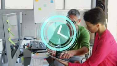 Dijital saatin animasyonu. Elleri kadının ve erkeğin üzerinde tablet kullanarak ileri doğru hareket ediyor. küresel iletişim teknolojisi, dijital veri paylaşım konsepti, dijital olarak oluşturulmuş video.