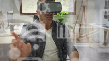 Evde VR kulaklık takan Kafkas yaşlılara karşı çoklu dijital simgeler ve ikili kodlama. eğlence ve fütüristik teknoloji kavramı