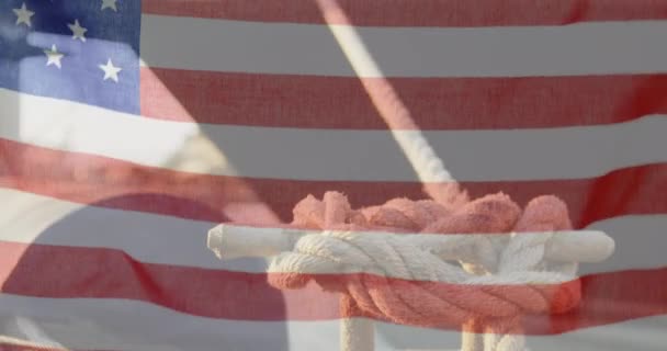 Bandeira Americana Acenando Contra Vista Perto Corda Amarrada Independência Americana — Vídeo de Stock