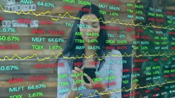 Animación Del Procesamiento Datos Financieros Través Empresaria Usando Smartphone Conexiones — Vídeo de stock