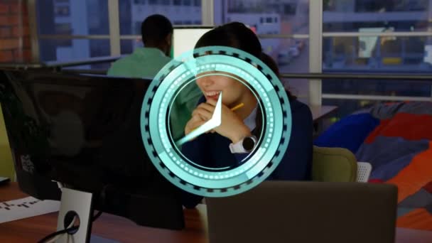 Animation Horloge Déplaçant Rapidement Sur Femme Affaires Utilisant Ordinateur Technologie — Video